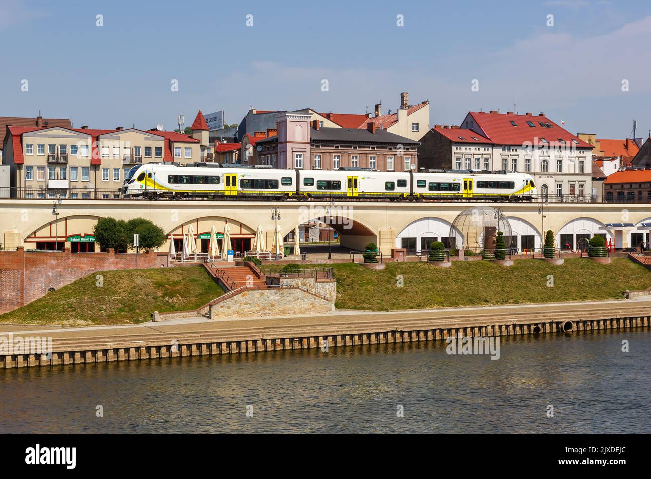 Gorzów Wielkopolski, Polonia - 21 de julio de 2022: Gorzów Wielkopolski ciudad en el río Warta con un tren regional tipo Newag Impuls 2 en Polonia. Foto de stock