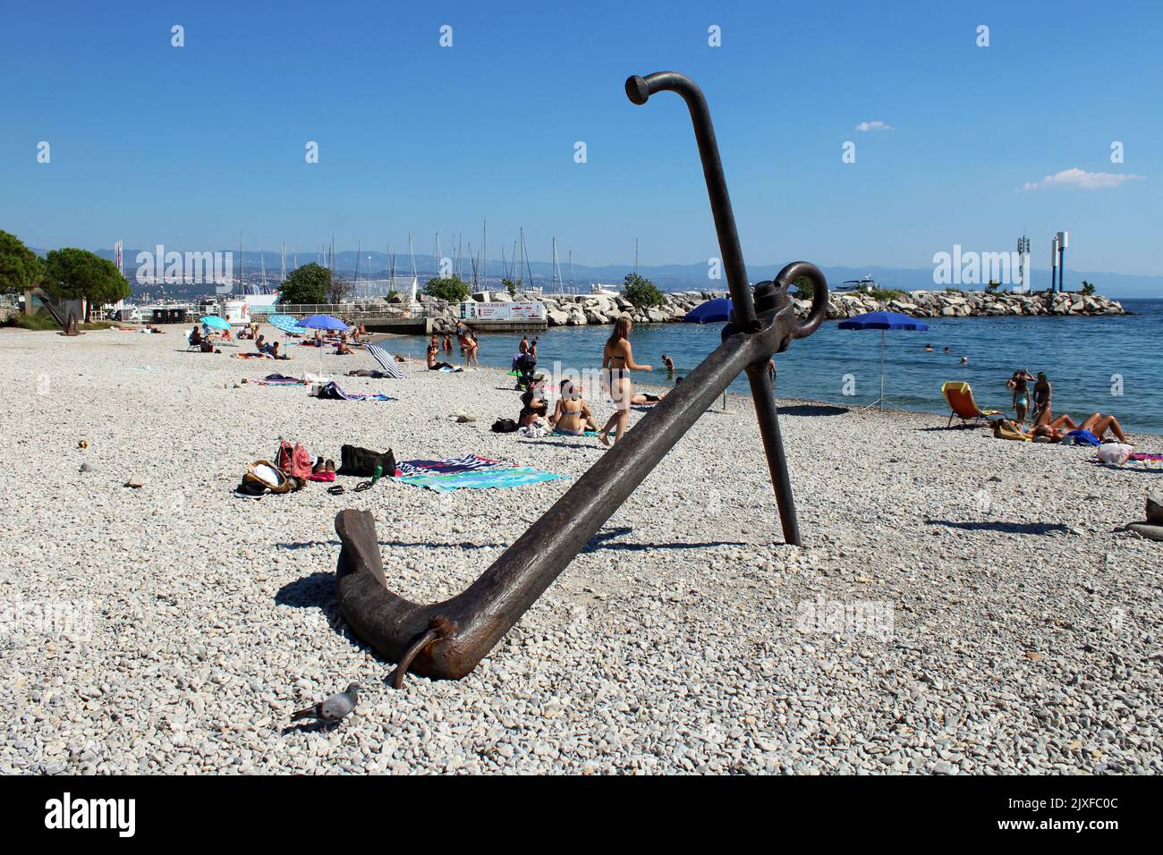 Monumentos famosos, vista del paseo marítimo de Icici, ancla, puerto y playa, costa adriática, bahía de Kvarner, Croacia Foto de stock