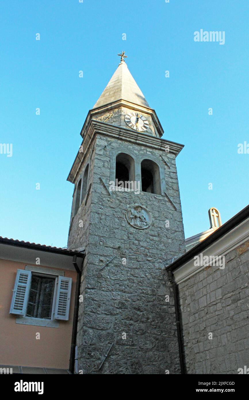 Lugares famosos, la Iglesia de Santiago en Opatija, el campanario, la costa adriática, Croacia Foto de stock