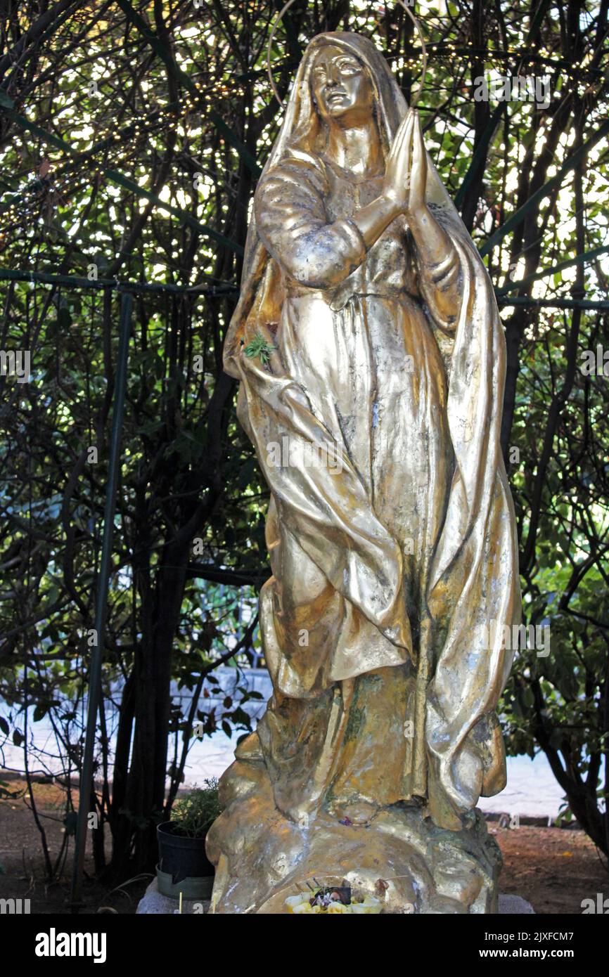 Monumentos famosos, la estatua de Santa María delante de la iglesia de Santiago en Opatija, costa adriática, Croacia Foto de stock