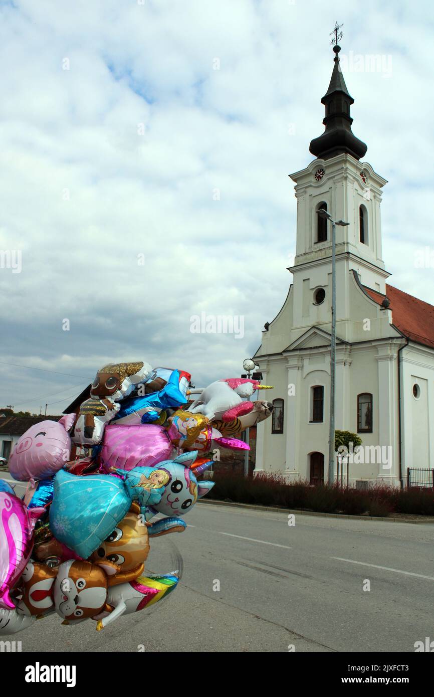Lugares famosos, iglesia de San Mateo, feria 'kirvaj' en la fiesta de San Mateo, Stitar, Eslavonia, Croacia Foto de stock