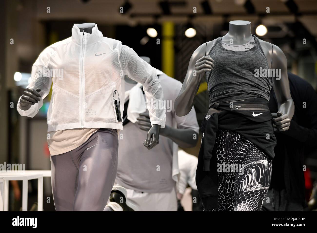Exclusivo Barbero limpiar Ropa activa en una tienda de ropa deportiva en Sydney, sábado, 5 de mayo de 2018. (Imagen AAP/Joel Carrett Fotografía de stock - Alamy Exclusivo Barbero limpiar Ropa activa en una tienda de ropa deportiva en Sydney, sábado, 5 de mayo de 2018. (Imagen AAP/Joel Carrett Fotografía de stock - Alamy