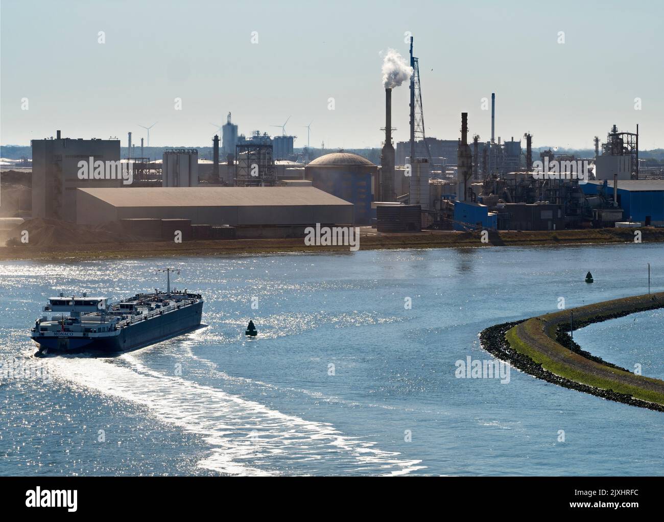 El puerto de Rotterdam es el puerto marítimo más grande de Europa, y el más grande del mundo fuera de Asia, su escala es simplemente alucinante, con una superficie de 105 ki cuadrados Foto de stock