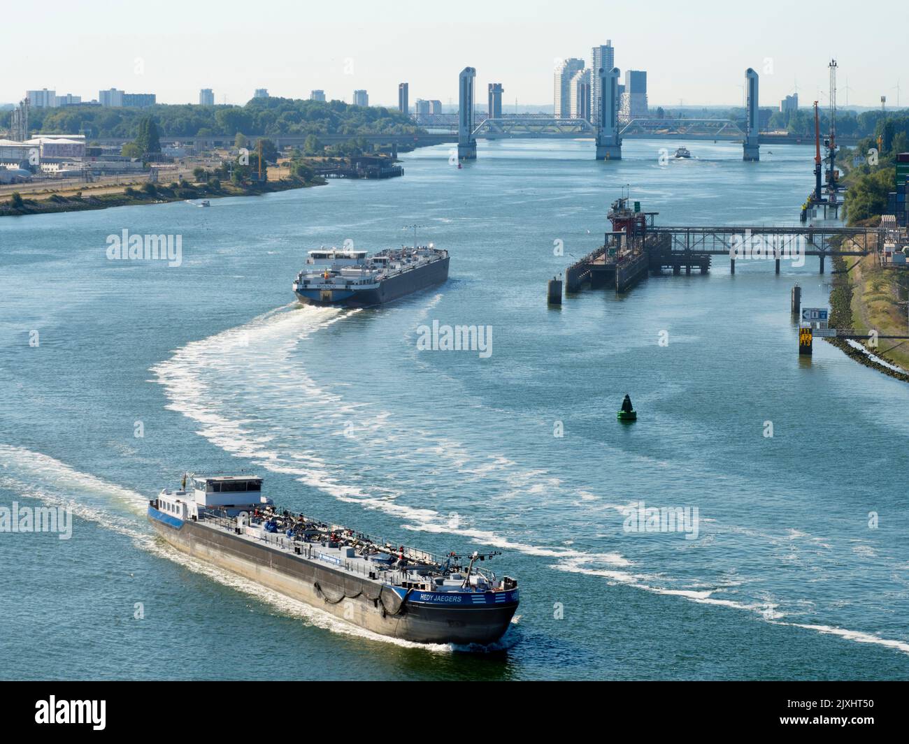 El puerto de Rotterdam es el puerto marítimo más grande de Europa, y el más grande del mundo fuera de Asia, su escala es simplemente alucinante, con una superficie de 105 ki cuadrados Foto de stock
