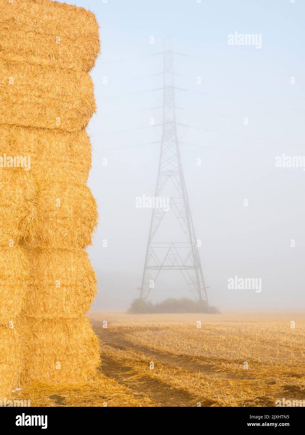 Es justo después de la cosecha. Visto en un campo de maíz justo fuera de mi pueblo natal de Radley, Oxfordshire, este gigante pajar parece haber trascendido Foto de stock
