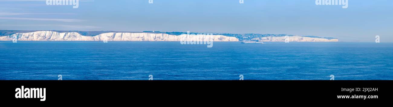 Vista panorámica de los icónicos acantilados blancos de Dover, vista desde un crucero por el Mar del Norte. Acabamos de volver a Inglaterra después de un breve salto Foto de stock