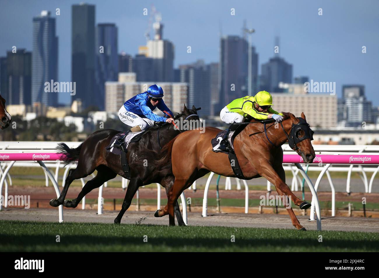 Jockey JY McNeill monta el Sr. bolsas de dinero para ganar la carrera 4, la  final de la serie Silver Bowl, durante el Día de las Finales de Flemington  en el hipódromo