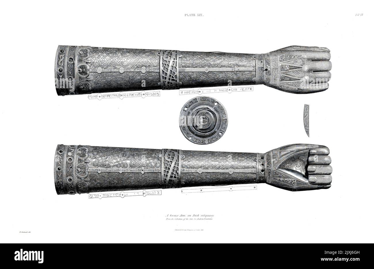 Descripción de un Brazo de Bronce, un Reliquario Irlandés, de la Colección del difunto Sir Andrew Fountaine. Está grabado al tamaño completo del original ; y es de latón o bronce, la mano, que está remachada al brazo en la muñeca, siendo incrustada, en las uñas, la palma, y en la espalda, y alrededor de la muñeca, con plata. El extremo superior del brazo también está adornado con el mismo metal, y con una hilera de piedras de color gris azulado que se asemejan a la calcedonia, y parece haber habido una segunda hilera de piedras por encima de la otra. Remachado a través del centro del brazo hay una banda ancha con nudos en relieve ; y. Foto de stock