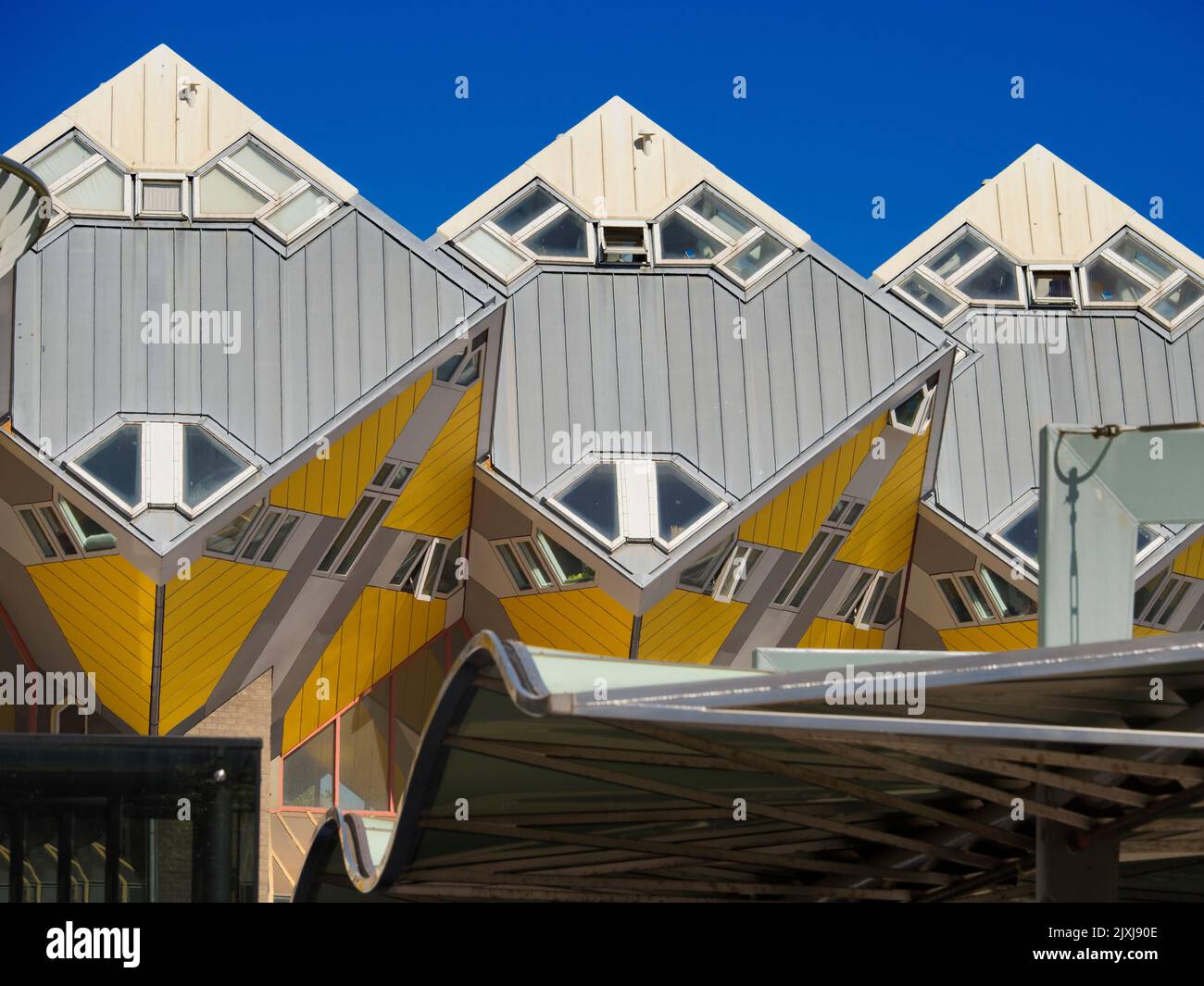 Frente al Centrum Markt en Rotterdam, Holanda, estas distintivas casas de cubos se han convertido rápidamente en favoritos locales e imanes turísticos. Foto de stock