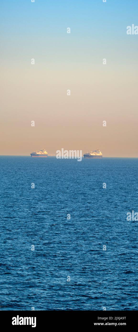 Dos cargueros vistos desde un crucero en el Mar del Norte. Acabamos de volver a Inglaterra después de un breve salto a Rotterdam, la Red, cruzando el Canal de la Mancha Foto de stock