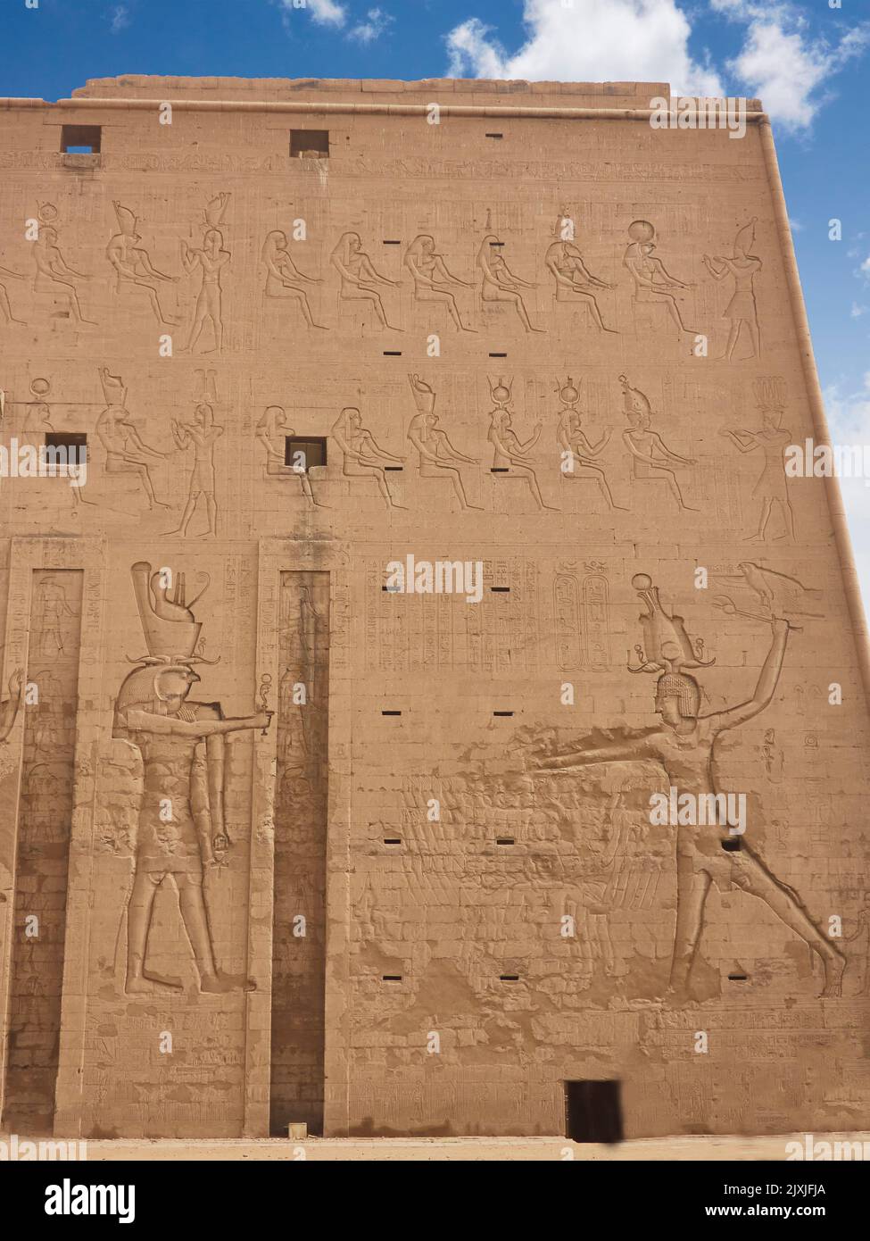 El Templo de Edfu con sus grabados antiguos en Edfu, Egipto Foto de stock