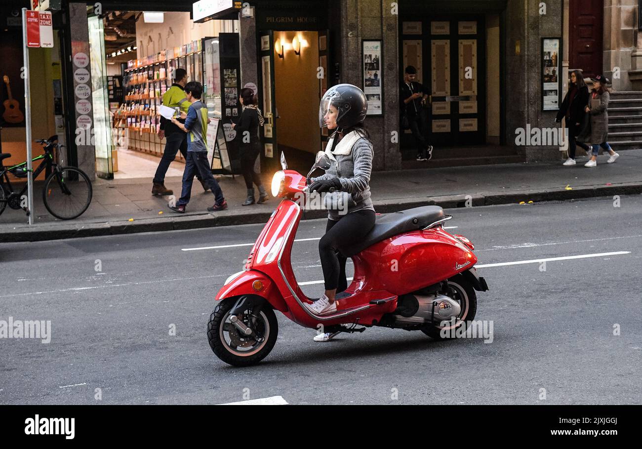 entrega lanzadera doblado Imagen de archivo, una vespa scooter se ve en Sydney, el miércoles, 18 de  julio de 2018. (Imagen AAP/Brendan Esposito Fotografía de stock - Alamy