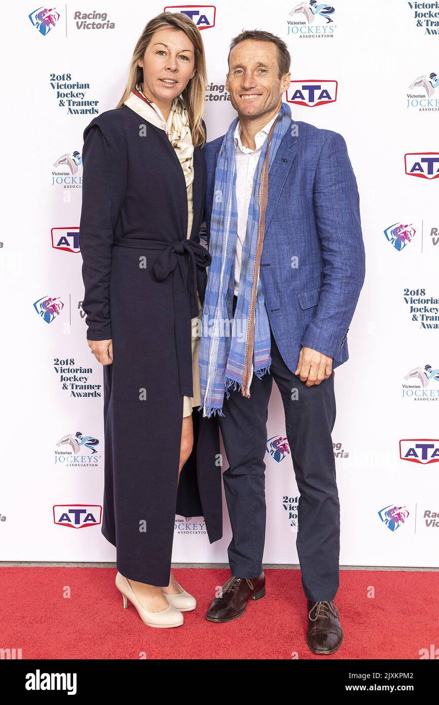 Damien Oliver llega con su esposa Trish Oliver para los premios