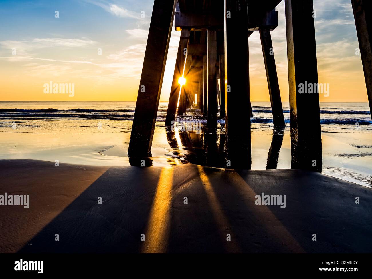 Amanecer sobre el Océano Atlántico y el muelle de Jacksonville Baech en Jacksonville Beach, Florida, EE.UU Foto de stock