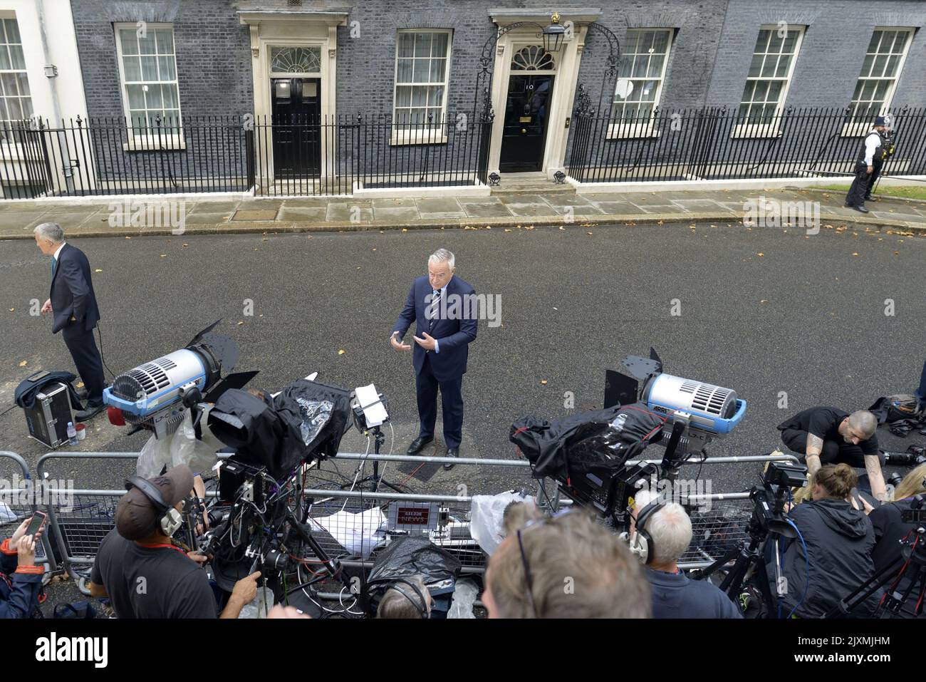 Huw Edwards - presentadora de noticias de la BBC - presentando noticias en vivo en Downing Street el día en que Liz Truss hace su primer discurso como Primera Ministra. 6th de septiembre de 2022 Foto de stock