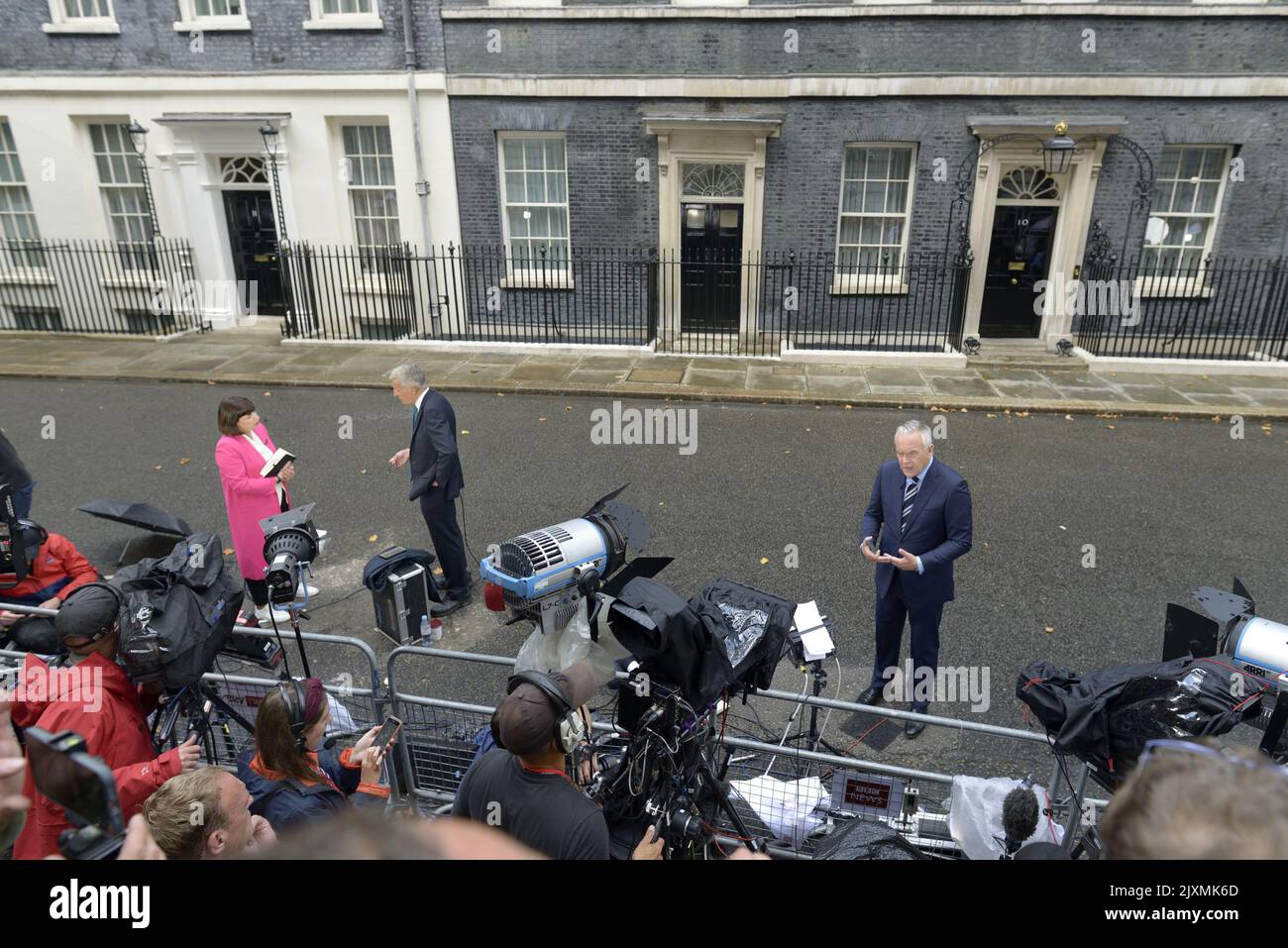 Huw Edwards (presentadora de BBC News) y Beth Rigby (Sky News) en Downing Street el día en que Liz Truss pronunció su primer discurso como Primera Ministra. 6th de septiembre de 2 Foto de stock
