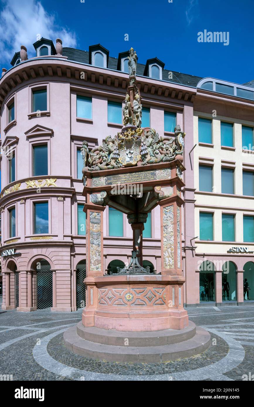 El Marktbrunnen, una fuente renacentista del mercado de Mainz, Alemania Foto de stock