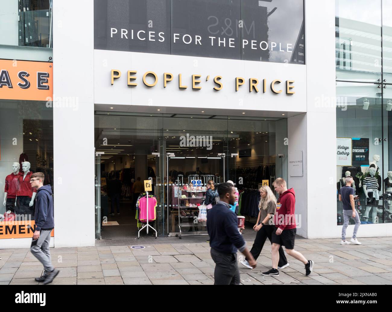 Tienda People's Price, propiedad de W&M Wholesale, en Northumberland Street, Newcastle, Inglaterra, Reino Unido Foto de stock