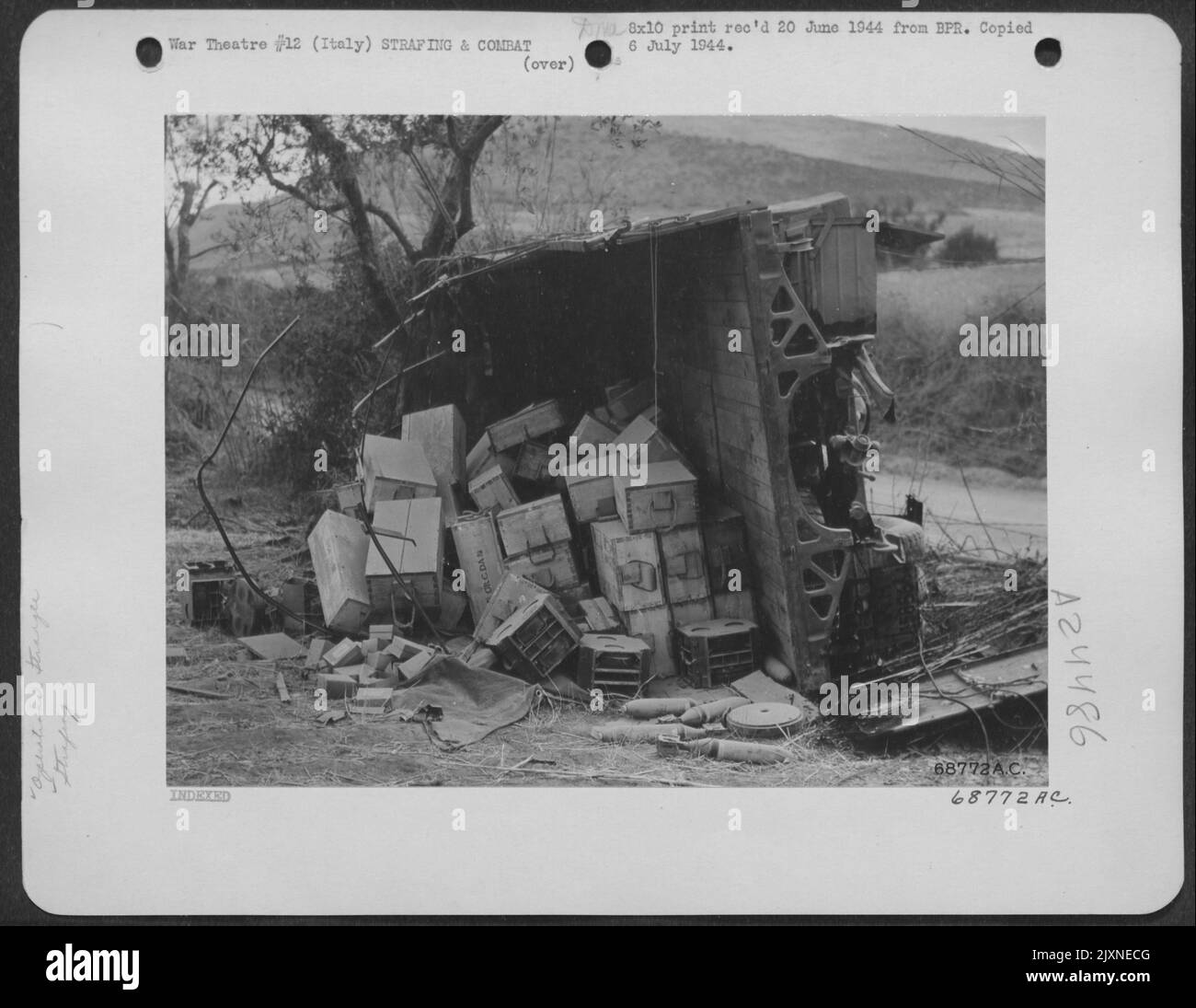 Este Camión de Municiones fue derribado del Camino a Roma (Italia) por aviones de la Fuerza Aérea Táctica del General de División John K. Cannon durante la 'Operación Estrangle'. Foto de stock