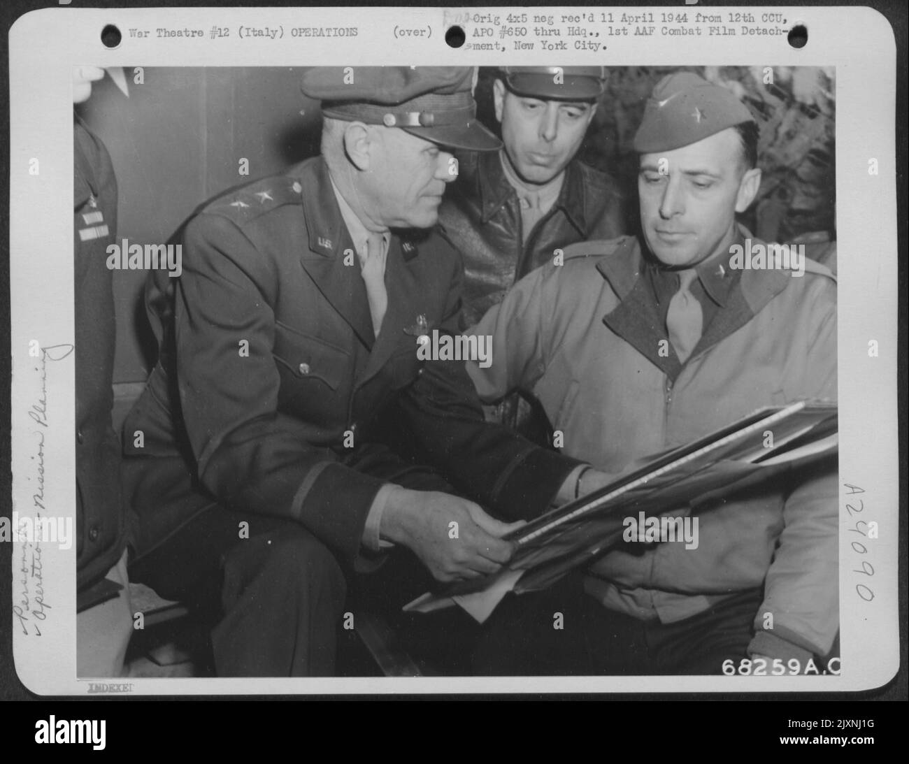 De izquierda a derecha se muestran el general John K. Cannon, comandante general de la Fuerza Aérea Táctica Aliada, y el Brig. El general Lemnitzer de las Fuerzas de Tierra planificando el movimiento coordinado de las Fuerzas Aéreas y de Tierra en la Batalla de Cassino. Italia, 15 de marzo de 1944 Foto de stock