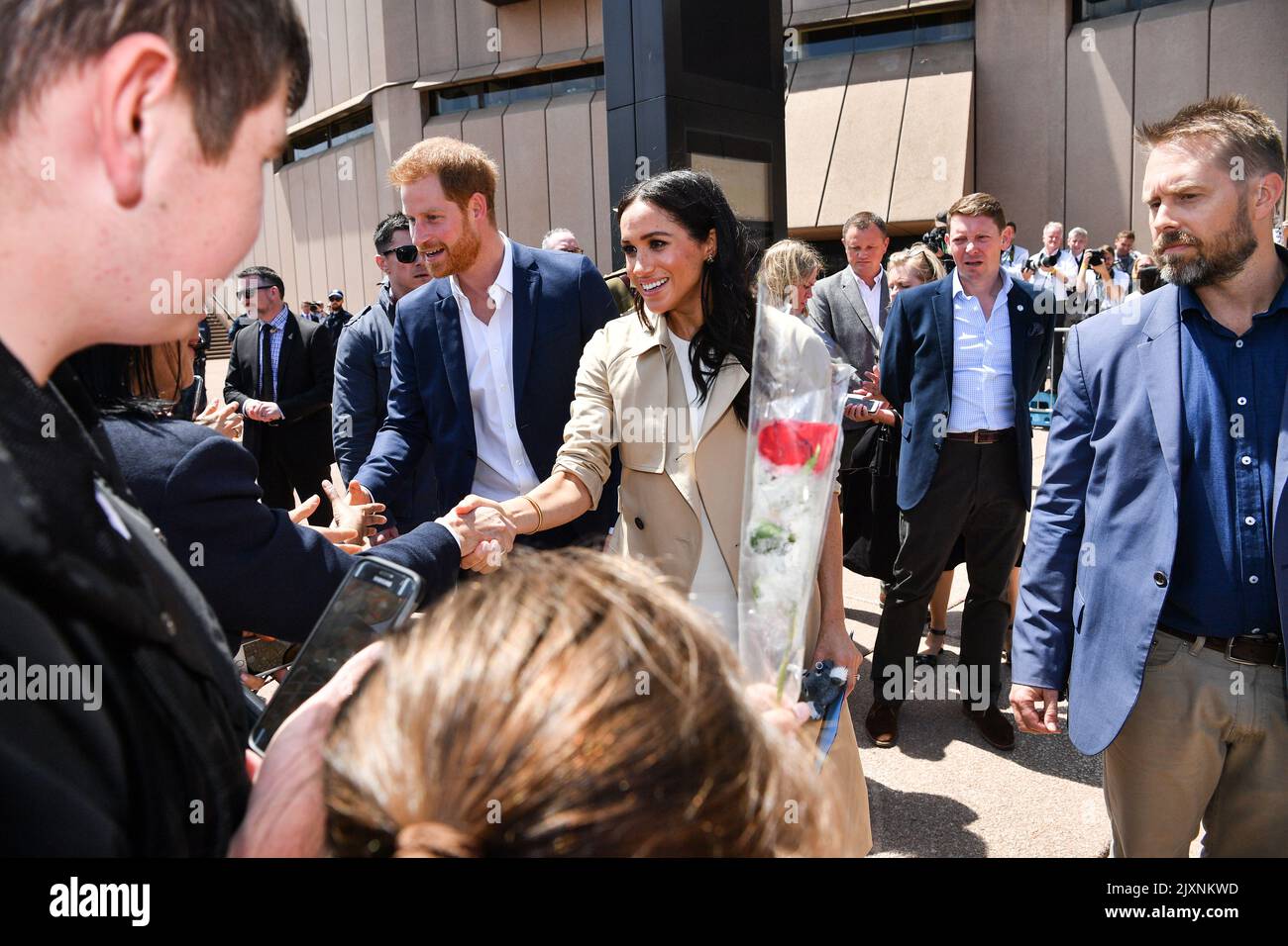 El príncipe Harry, el duque de Sussex, y su esposa Meghan, la duquesa de  Sussex, son vistos durante una caminata Meet the People en la Ópera de  Sydney, Australia, el martes 16
