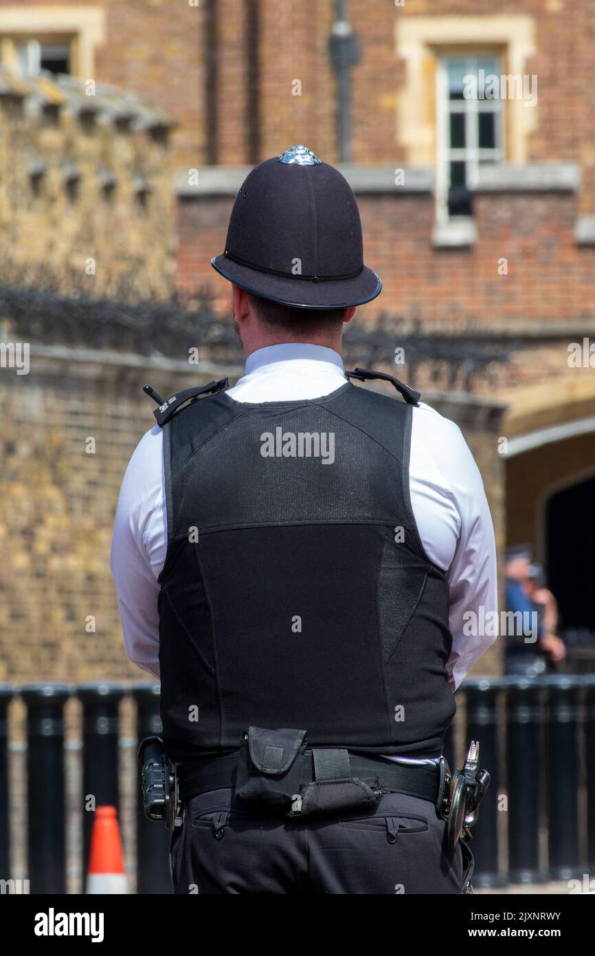 bobby de Londres. Policía inglés de detrás en una calle de Londres, Reino Unido Foto de stock