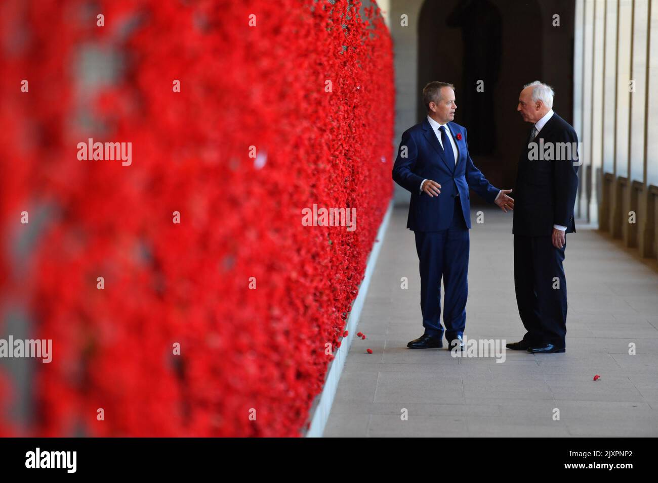 El líder de la oposición Bill Shorten y el ex primer ministro Paul Keating  en la Lista de Honor durante el Día de la Conmemoración en el Monumento  Australiano a la Guerra,