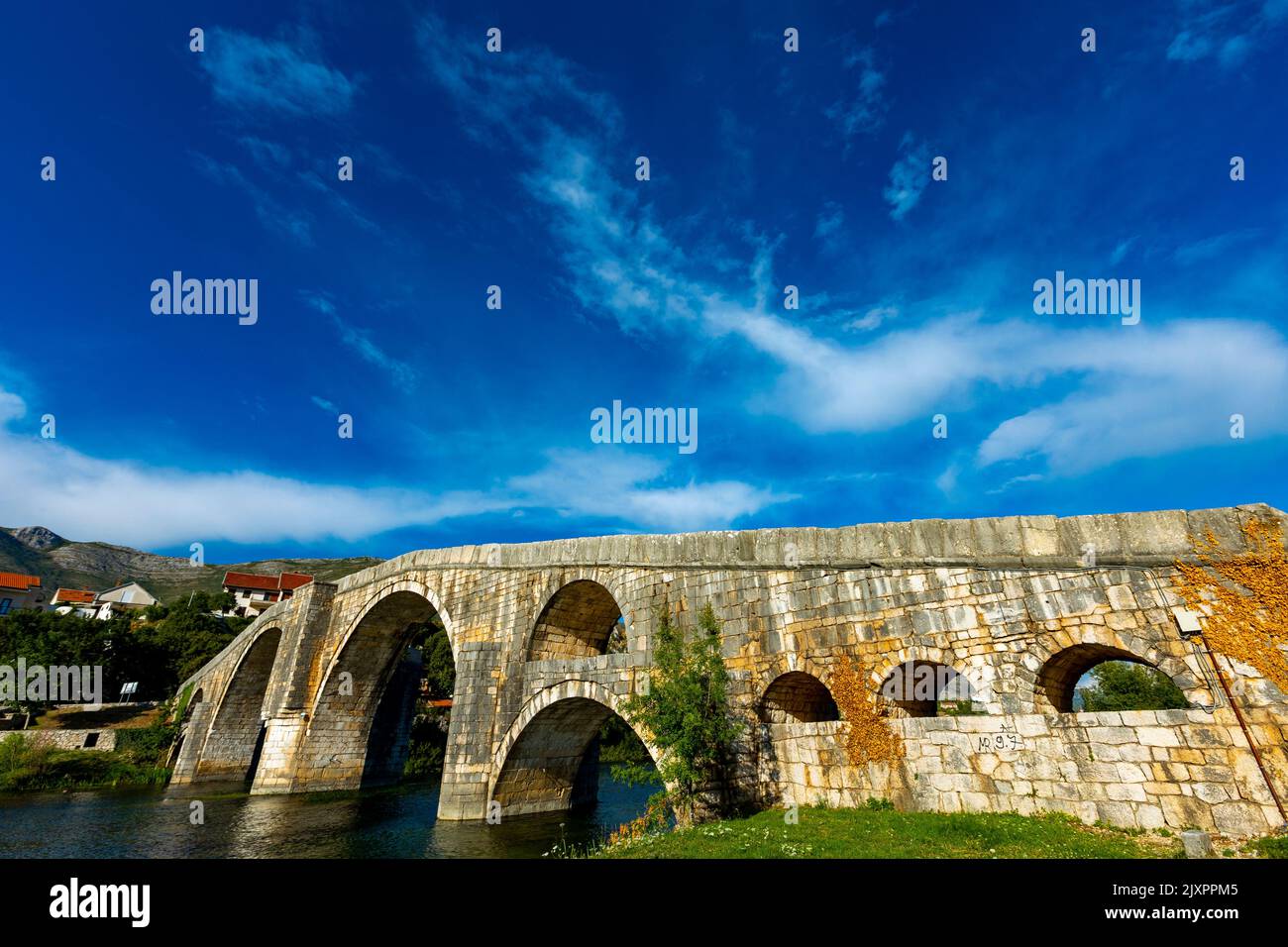 Vista al Puente Arslanagic en el Río Trebisnjica en Trebinje, Bosnia y Herzegovina Foto de stock