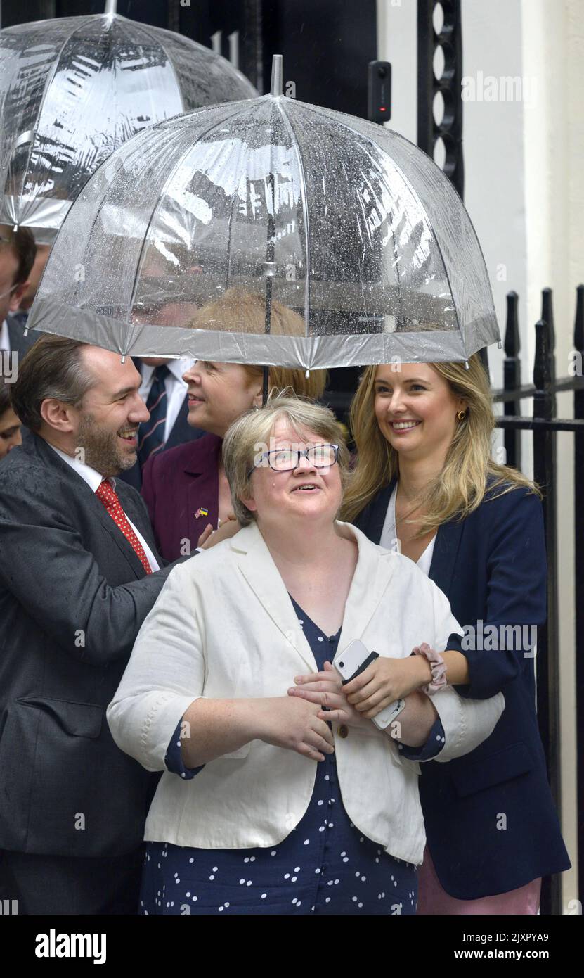 Thérèse Coffey MP (Con: Suffolk Coastal) se protege de las fuertes lluvias en Downing Street el día en que Liz Truss pronunció su primer discurso como Primera Ministra. Foto de stock
