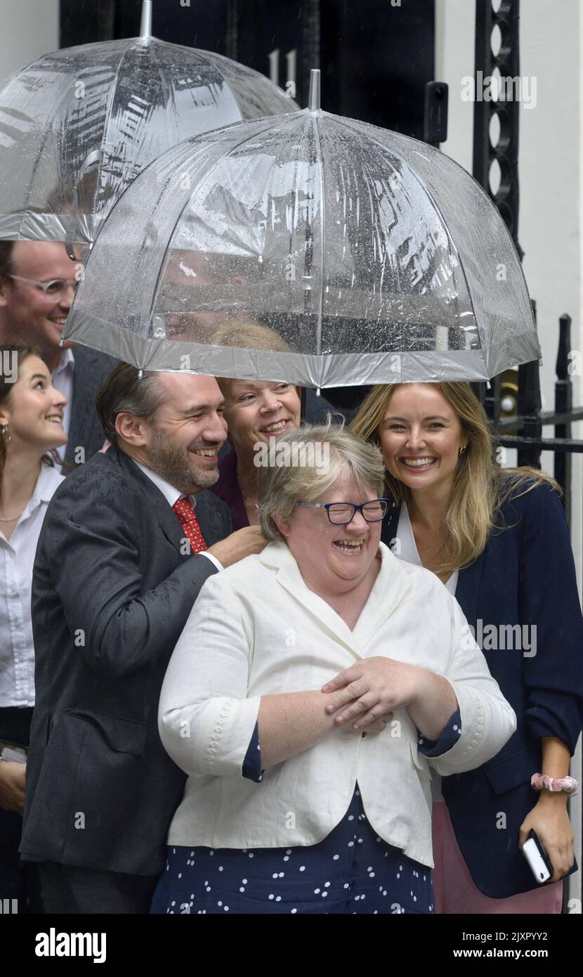 Thérèse Coffey MP (Con: Suffolk Coastal) Refugiándose de la lluvia con Wendy Morton MP y otros en Downing Street el día en que Liz Truss hizo sus primeros Foto de stock