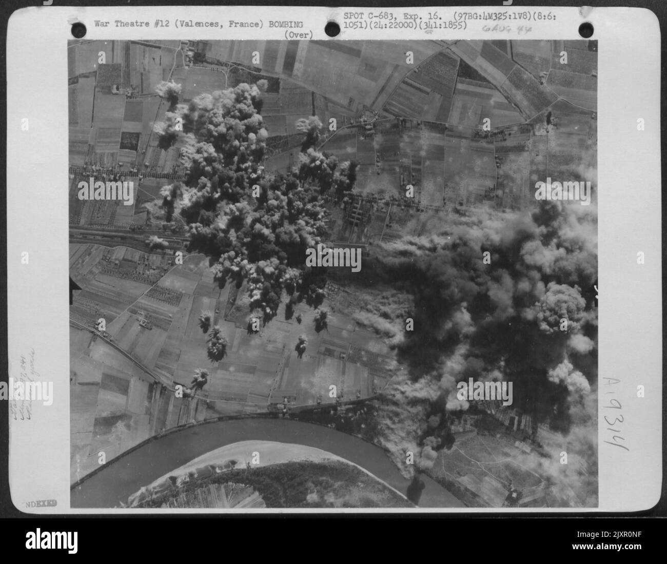 Explosiones de bombas cubren la zona objetivo Después de que aviones del Grupo Bomb 97th, el Escuadrón de Bomb 341st arrojaron sus misiles sobre los astilleros de concentración de Valences, Francia, el 6 de agosto de 1944. Foto de stock