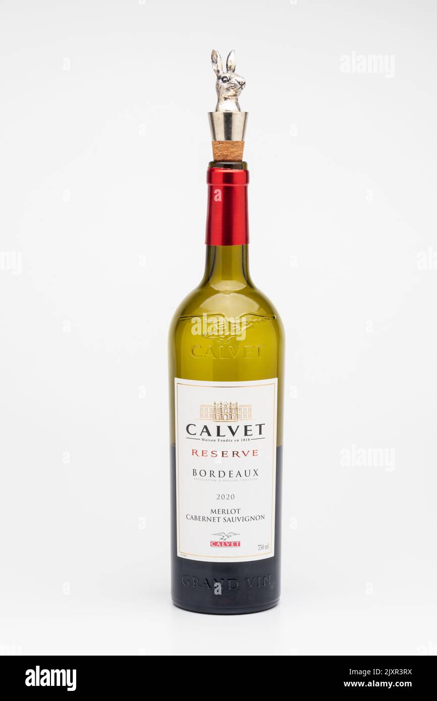 Botella de vino tinto Merlot Cabernet Sauvignon de la reserva Calvet. Foto de stock