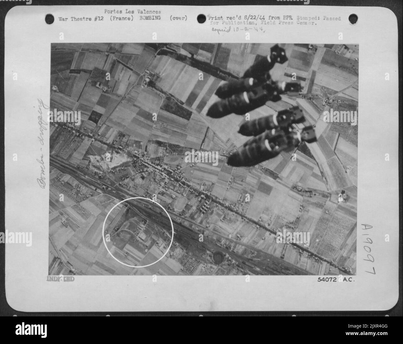 Bombas de ataque Boeing B-17 Fortalezas voladoras de la AAF 15th se pueden ver en su camino al blanco (en círculo) como bombarderos pesados atacaron la fábrica de torpedos Portes Les Valences el 8 de agosto de 1944. Foto de stock