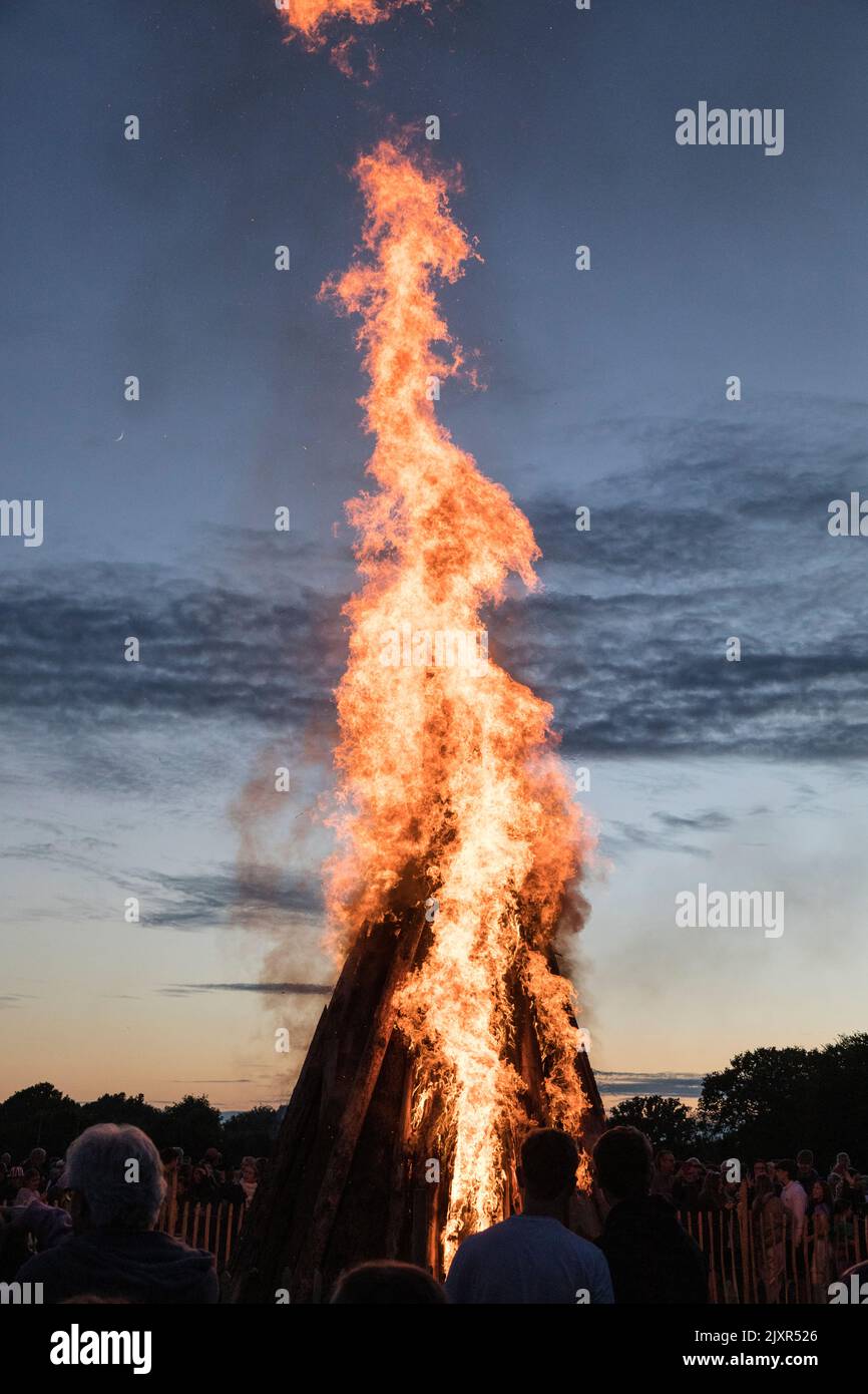 El faro arde brillantemente como parte de las celebraciones de Haslemere para el Jubileo Platino de la Reina. Foto de stock