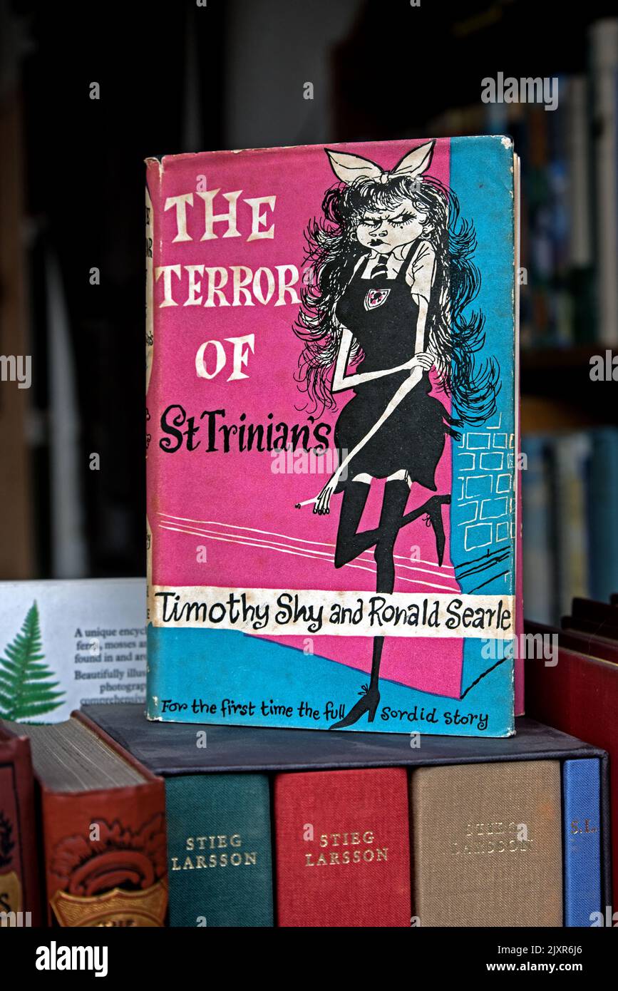 Copia vintage de 'The Terror of St Trinian's' de Timothy Shy y Ronald Searle en exhibición en una librería de segunda mano en Edimburgo, Escocia, Reino Unido. Foto de stock