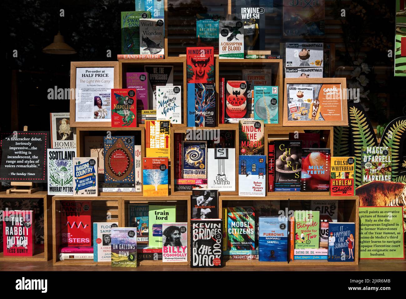 Una selección de libros en pantalla en la ventana de Librería Waterstones en Princes Street, Edimburgo, Escocia, Reino Unido. Foto de stock