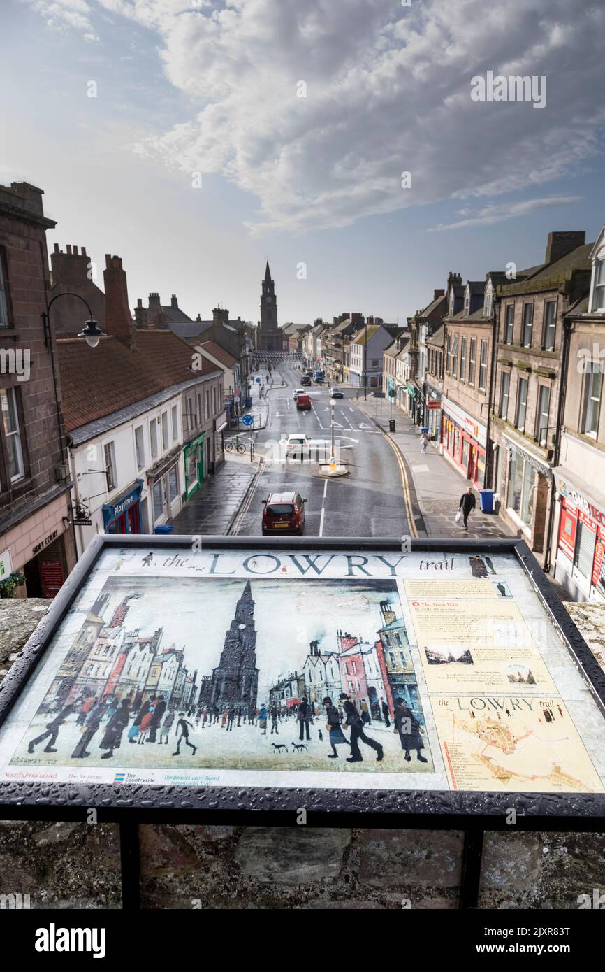 El Ayuntamiento Berwick-upon-Tweed en la distancia con una réplica de una pintura LS Lowry de la escena en primer plano. Foto de stock
