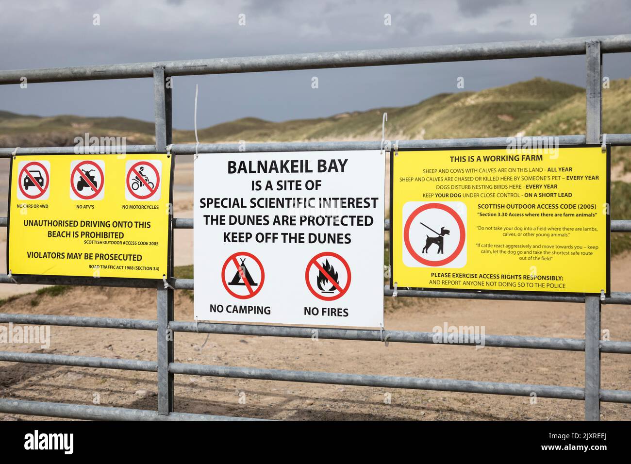 Señal de advertencia para 'Keep off the dunes', Balnakeil Bay, Escocia. Foto de stock