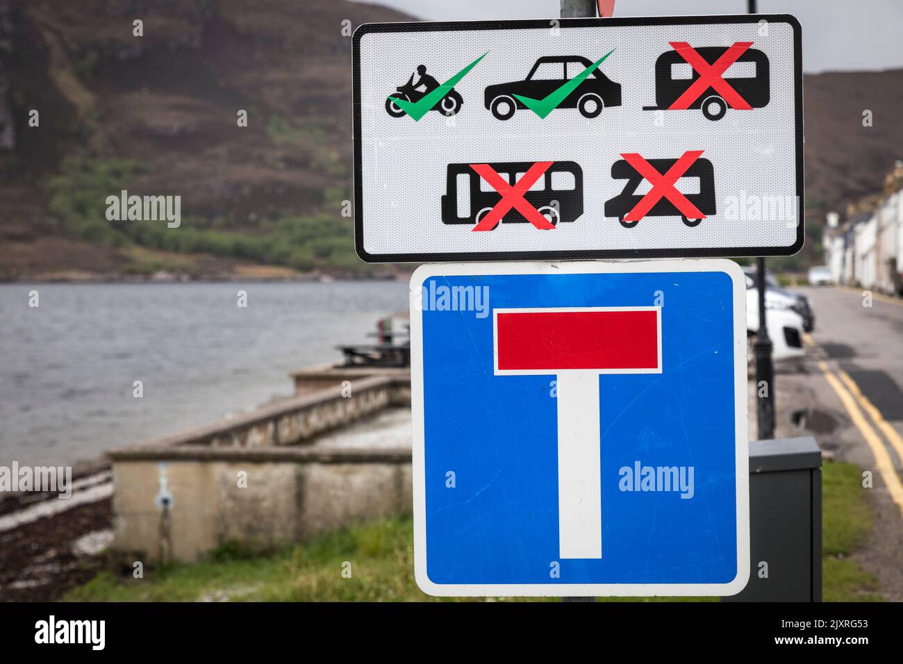 No a través de carretera y señal de restricción de vehículos que prohíbe caravanas, autobuses y autocaravanas, Escocia. Foto de stock