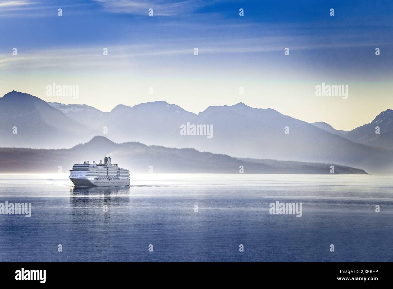 Un crucero que cruza un fiordo en Alaska en una tarde de verano Foto de stock