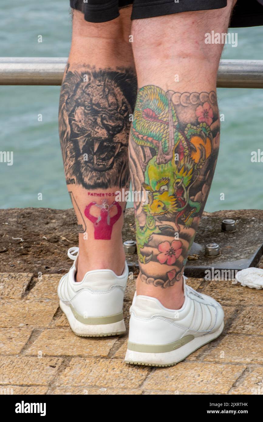 Man tattoos on legs fotografías e imágenes de alta resolución - Alamy