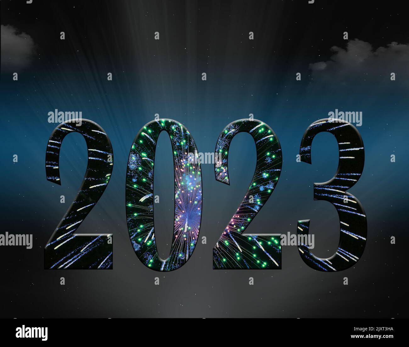 Texto de Año Nuevo 2023 con fuegos artificiales y nubes en el cielo nocturno Foto de stock