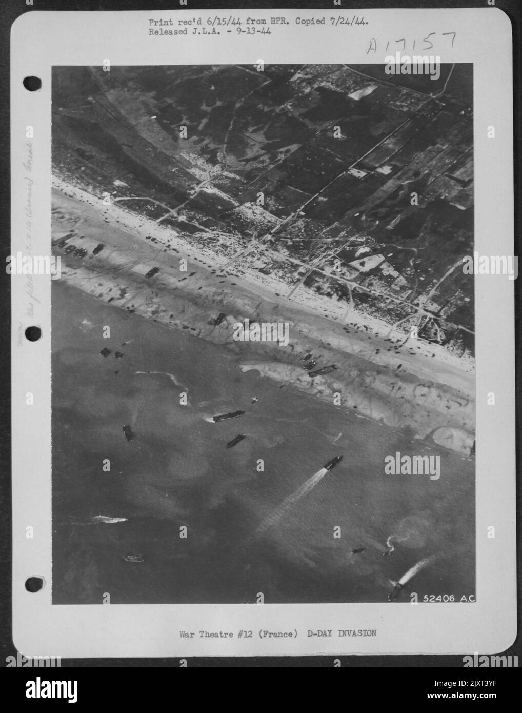 TRÁFICO PESADO EN LAS PLAYAS DE INVASIÓN. .. Así es como las playas de Normandía miraron en el Día D de uno de los 9th AF Marauder mediano bombarderos que salió en estrecho apoyo de las tropas aliadas de tierra. Bombardeo desde altitudes más bajas de lo habitual Foto de stock