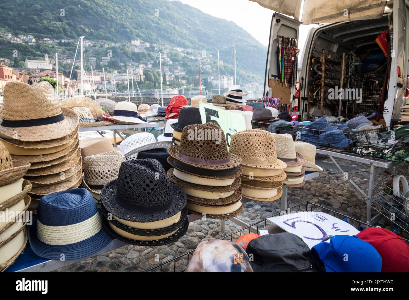 Sombreros de paja apilados en un mercado, Italia. Foto de stock