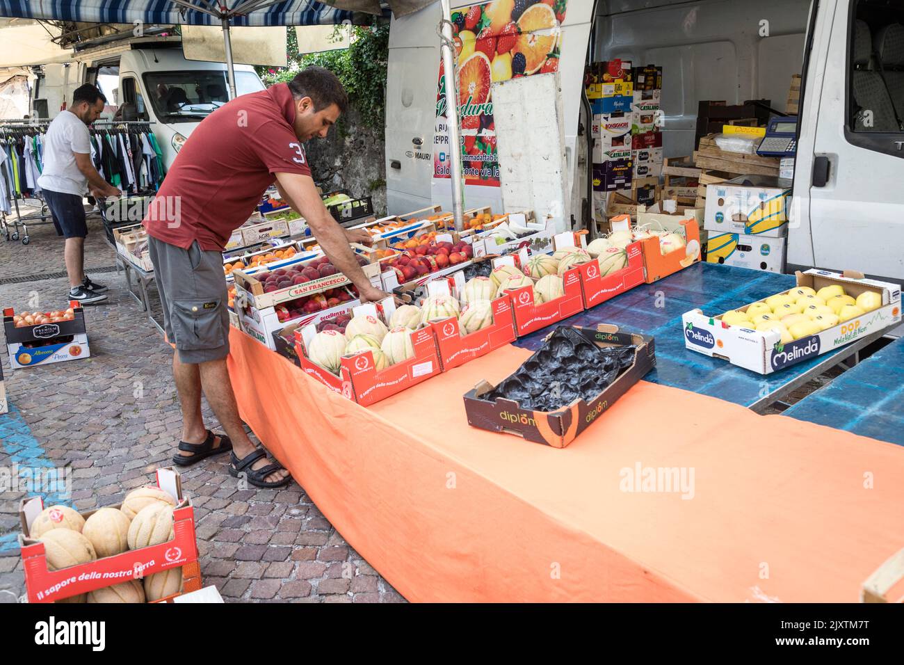 El comerciante de mercado prepara su puesto de fruta, Italia Foto de stock