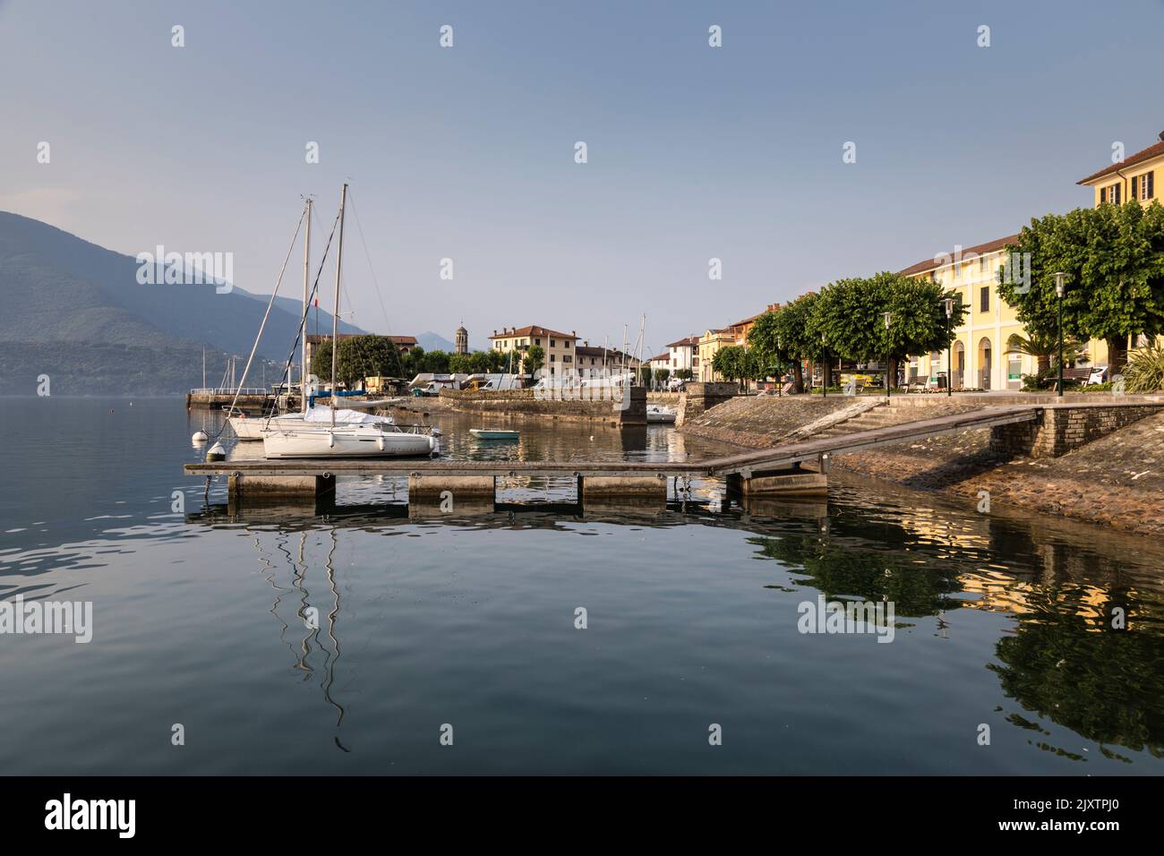 Gravedona en una mañana tranquila y pacífica, Lago Como, Italia. Foto de stock