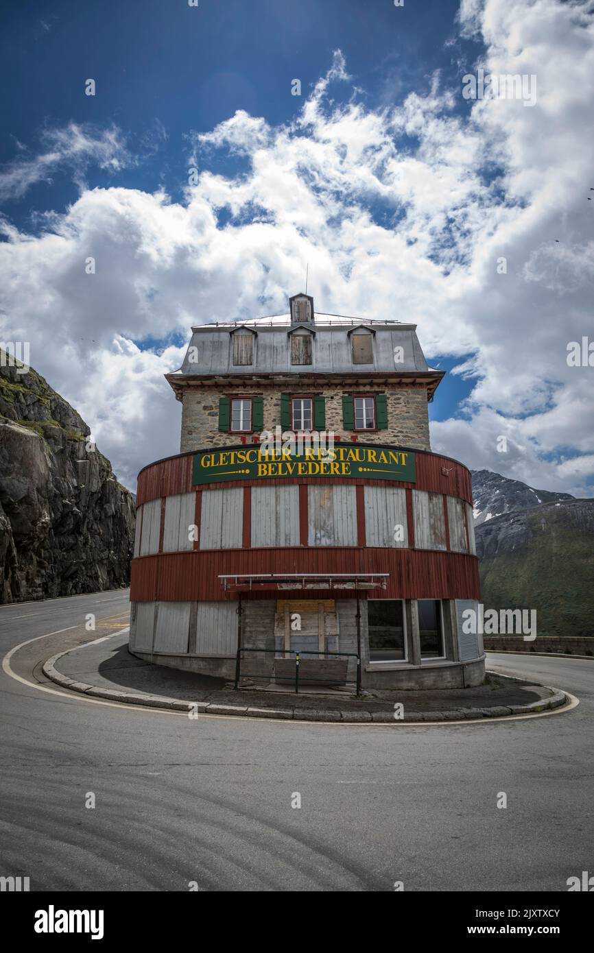 El hotel Belvedere del siglo 19th, cerca de la cumbre del Paso Furka y cerca del glaciar del Ródano, está cerrado. Foto de stock