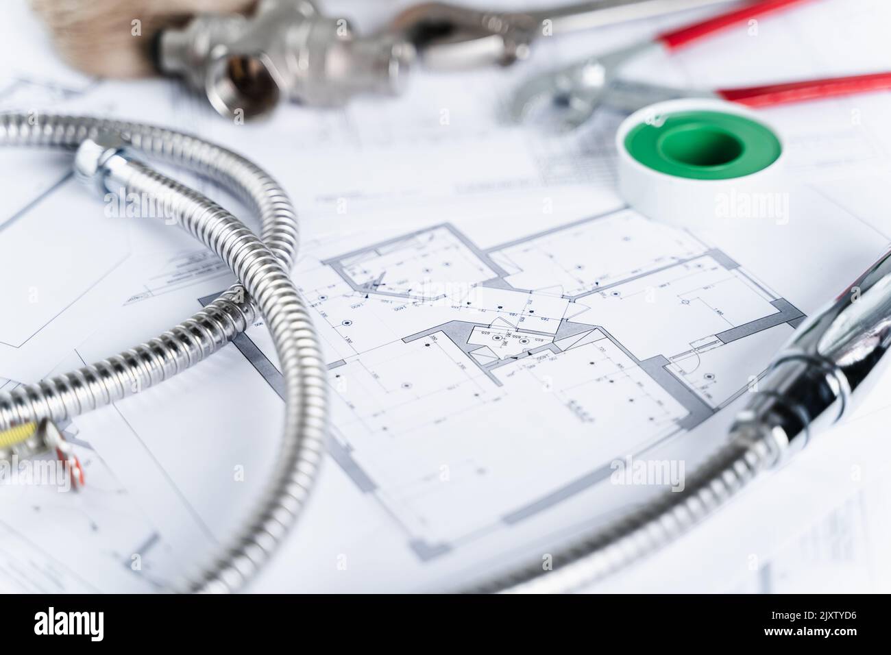 Proyecto de plomería en house.Drawing,diagramas,plan de suministro de agua del apartamento,building.Man reparador haciendo reparaciones en home.Devices,accesorios, manguera,ta Foto de stock