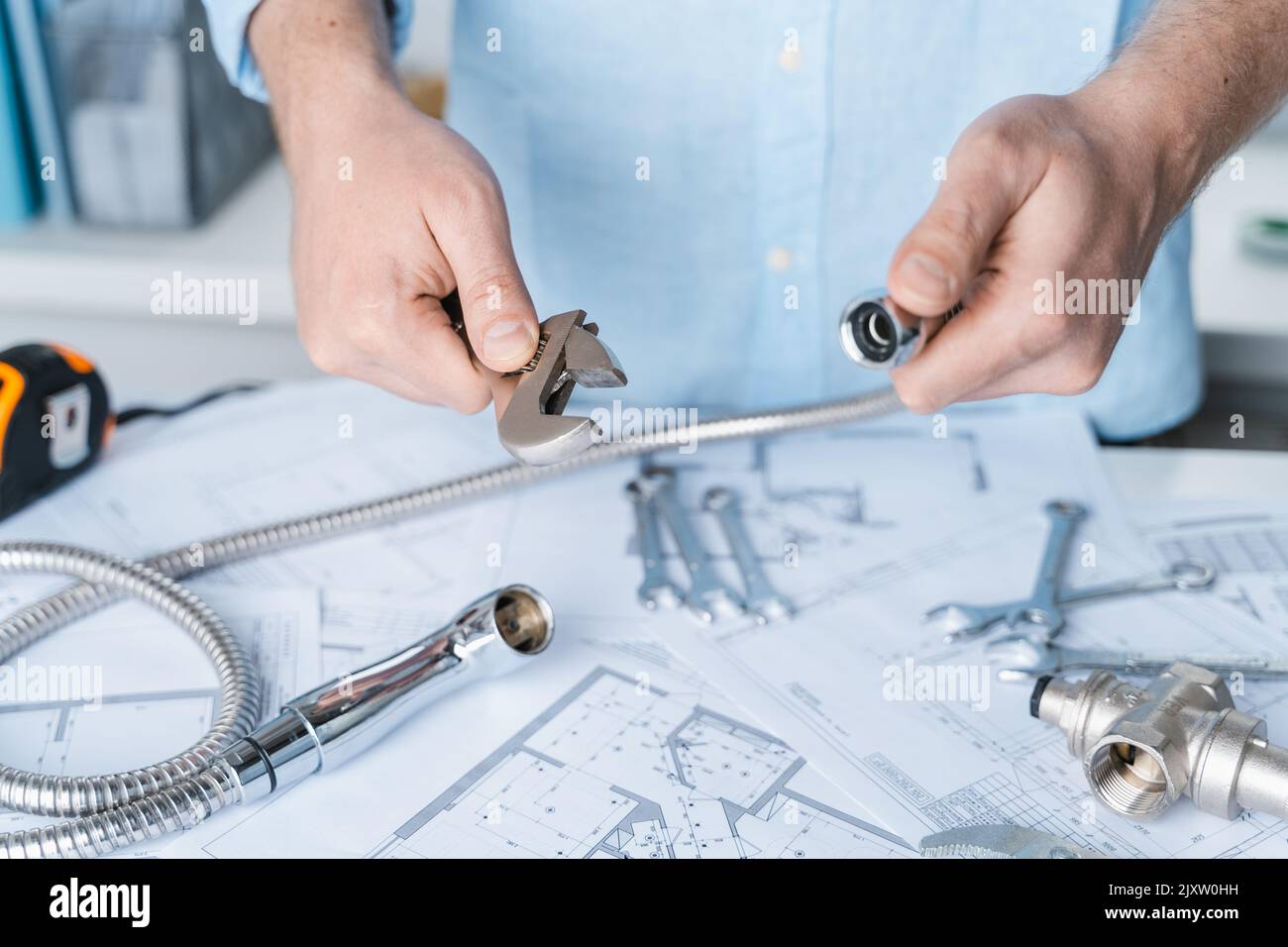 Proyecto de plomería en house.Drawing,diagramas,plan de suministro de agua del apartamento,building.Man reparador haciendo reparaciones en home.Devices,accesorios, manguera,ta Foto de stock