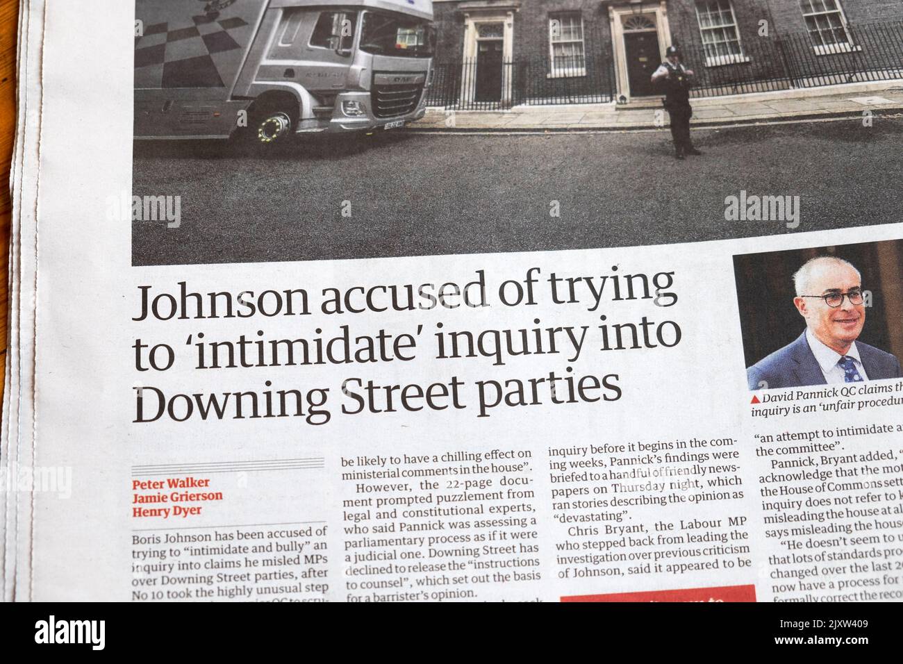 'Johnson acusado de tratar de 'intimidar' la investigación sobre los partidos de Downing Street' Guardian titular del periódico 3 de septiembre de 2022 Londres Inglaterra Reino Unido Foto de stock